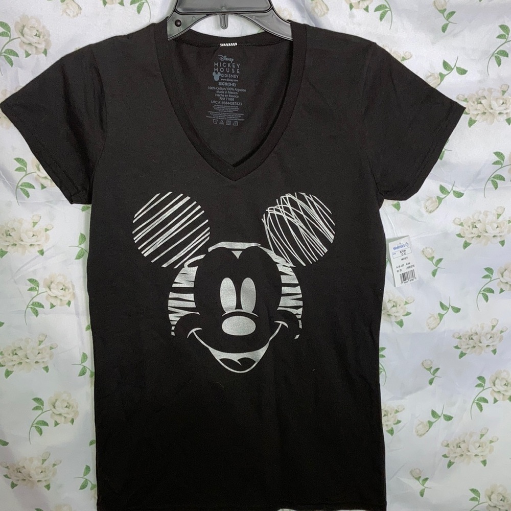 #2462 NWT Woman’s Disney shirt